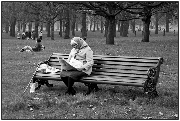 <em>Reading the newspaper, Hyde Park</em>