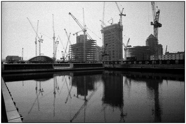 <em>Building Canary Wharf</em>